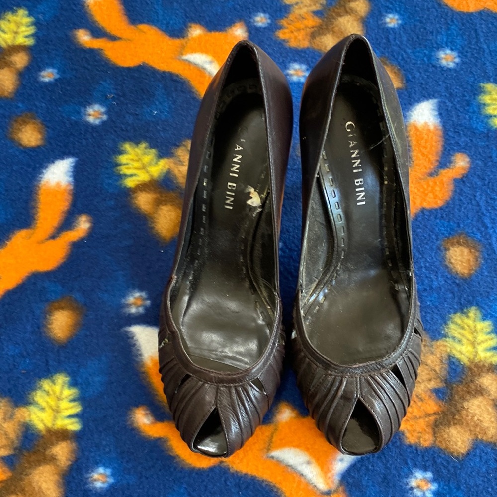 Womens 6 Gianni Bini Heels brown shoes